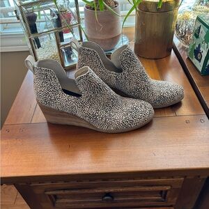 Women’s ~Toms~ Black and Cream Animal Print Patterned Ankle Booties! 😍